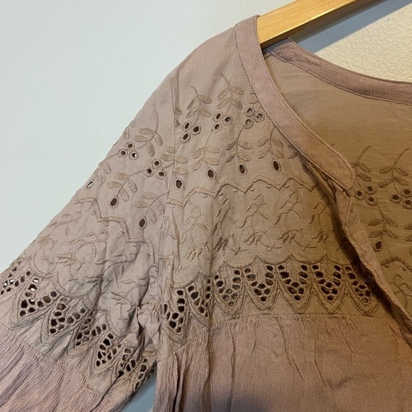 3/$25 🙌🏼 American Eagle Tan Eyelet Button Down Boho Blouse Medium - Picture 4 of 5